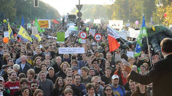 Eine Menschenmenge auf einer Demonstration ist abgebildet